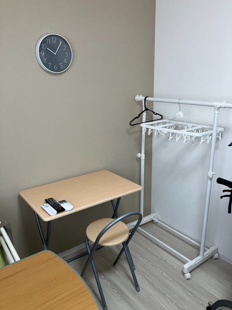 高齢者向けサポート住宅〈Lib Life 誉田〉の居室設備　デスク＆イス・ラック